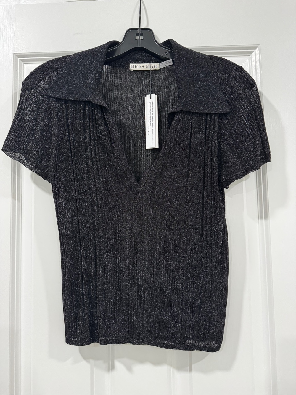Alice + Olivia Black Shimmery V-Neck Ribbed Short Sleeve Top